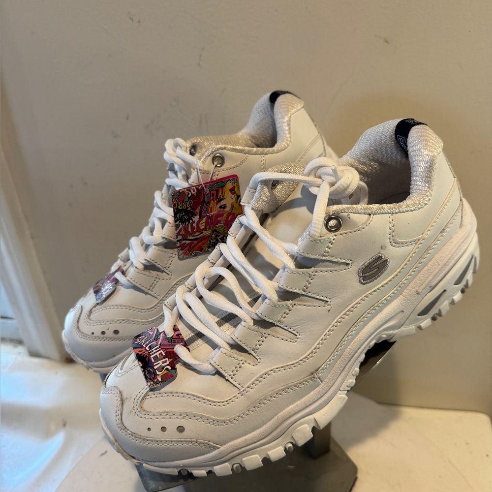 Sketchers Sports Women's 2250ew White Leather sneakers size 8 WIDE
